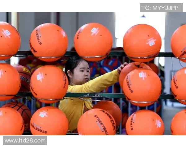 足球明星的孩子展现天赋投球技艺引发热议与关注